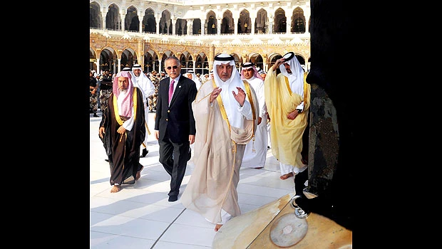 Makkah governor washes Kaaba