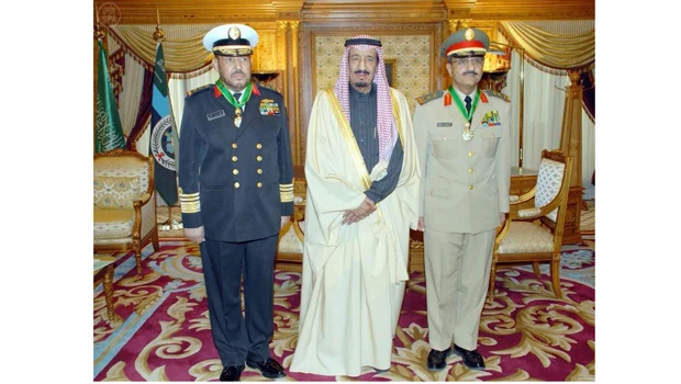 Defense minister honors top brass for best services