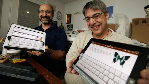 A device attempts to elevate the iPad’s keyboard