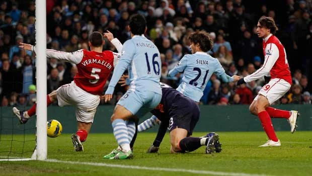 Silva goal keeps Man City on top of Premier League