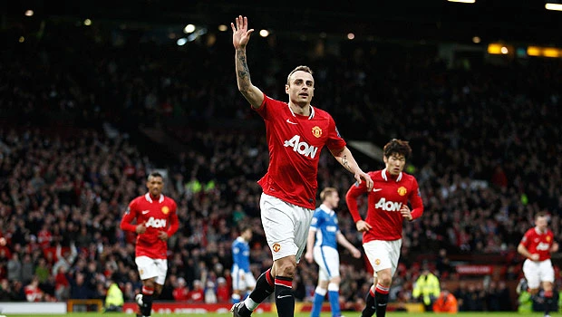 Berbatov treble puts United level with City