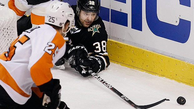 Surging Flyers beat Stars 4-1