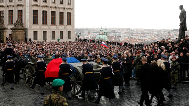 Mourners follow Havel’s last journey through Prague
