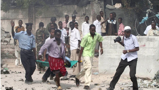 Suicide bomber hits Somali capital, dozens killed in south