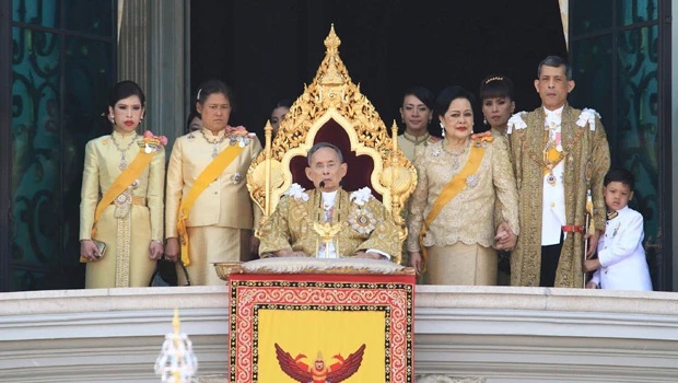 Thai king, 84, calls for unity amid flood crisis