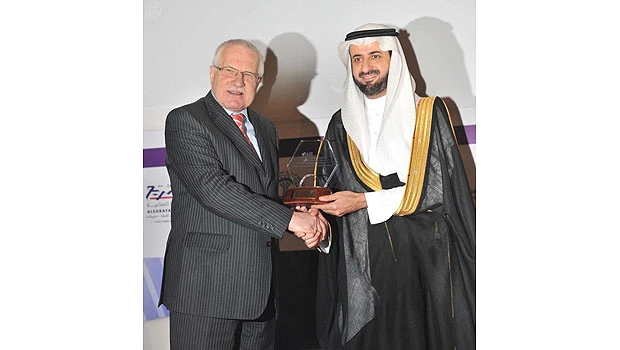 King urges collaboration between industries, universities in research