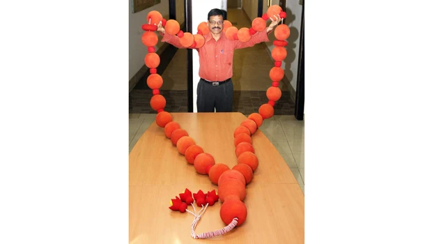 Indian worker eyes Guinness record for largest prayer beads