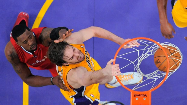Lakers hold off Clippers in city rivalry game