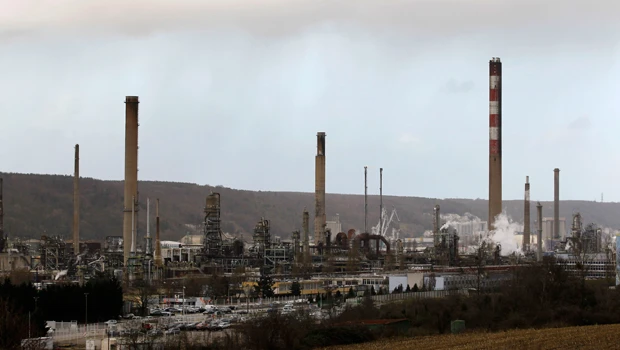 Oil falls as euro zone worries offset Iran threat
