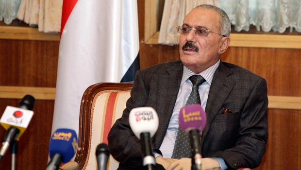Yemen’s Saleh leaves for US, opponents protest