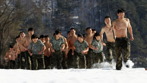 South Korean soldiers train for winter war with shirts off