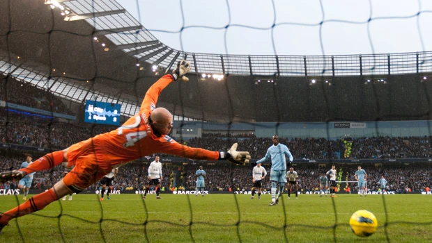 Balotelli gives City 3-2 victory over Spurs