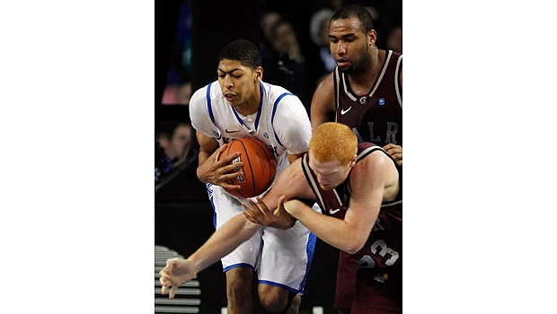 Davis leads No. 2 Kentucky to easy win