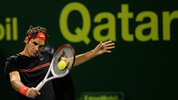 Rampant Federer crushes Davydenko; Nadal toils in Doha