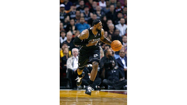 Ill James leads Heat over Lakers