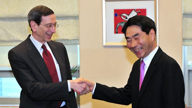 US urges South Korea to cut Iran oil imports
