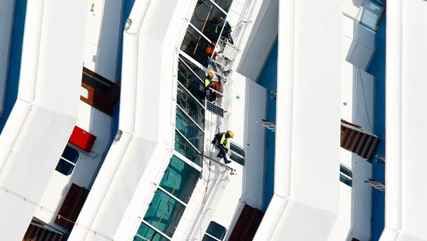 Bad weather stops work on Costa Concordia