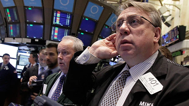 Euro rises as oil edges lower