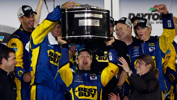Kenseth wins Daytona 500 after fire and rain