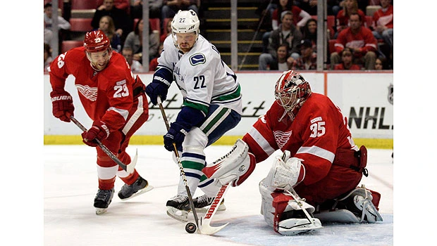 Canucks end Wings' record home run at 23