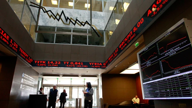 Euro falls, shares retreat on Greek fears