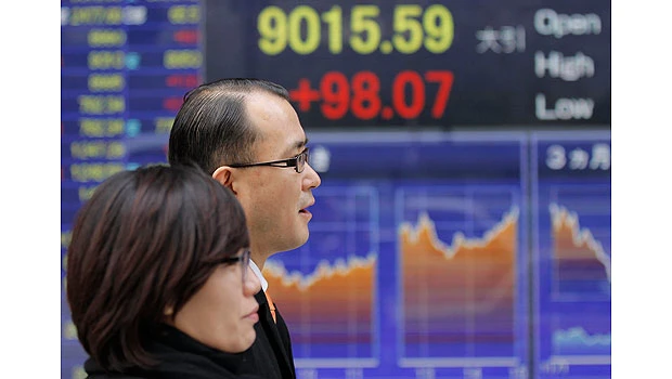Euro hovers around 2-month high as Greek talks linger