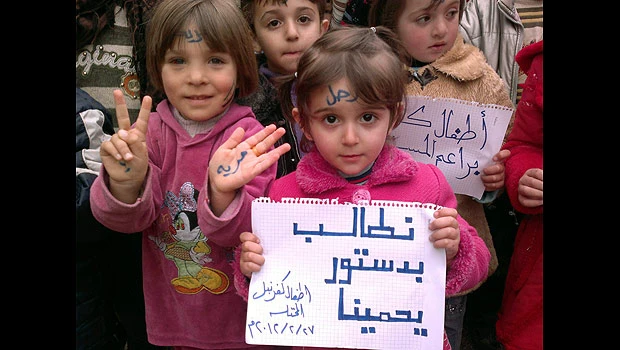 Syrian military pounds rebel areas, foreign journalists escape