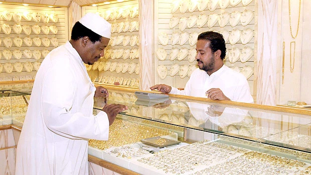 Saudi gold traders fight high prices and foreign investors