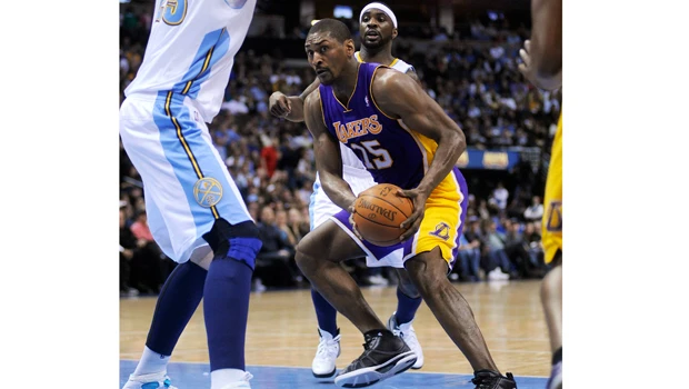 Bynum, Bryant spark Lakers past Nuggets