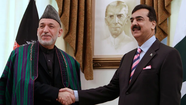 Afghan leader in Pakistan to discuss peace talks