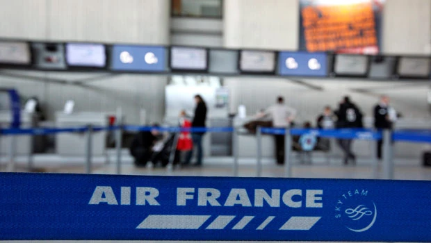 French strike grounds hundreds of flights
