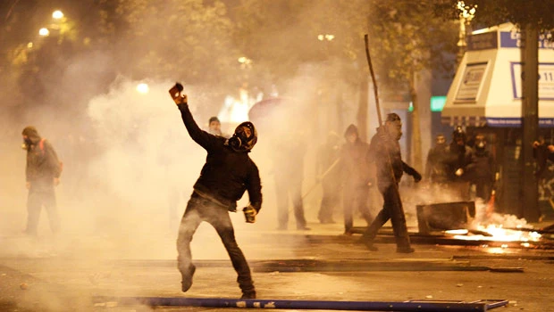 Buildings set ablaze in Greece before debt vote