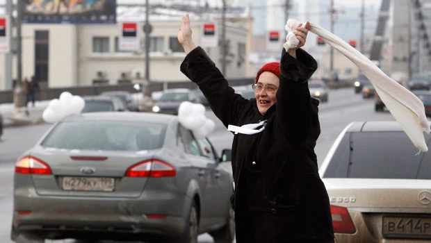 Cars circle central Moscow in anti-Putin protest