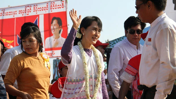 Aung San Suu Kyi campaigns for Myanmar parliament