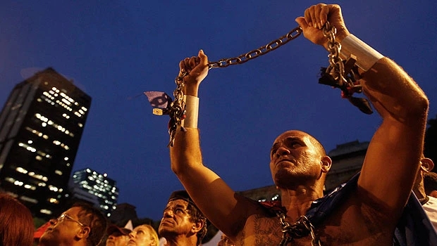 Police strike in Rio, bringing fears for Carnival