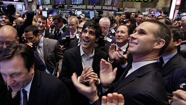 Dollar gains against the euro; oil falls