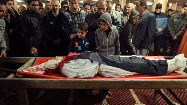 Israeli forces fire on Palestinians