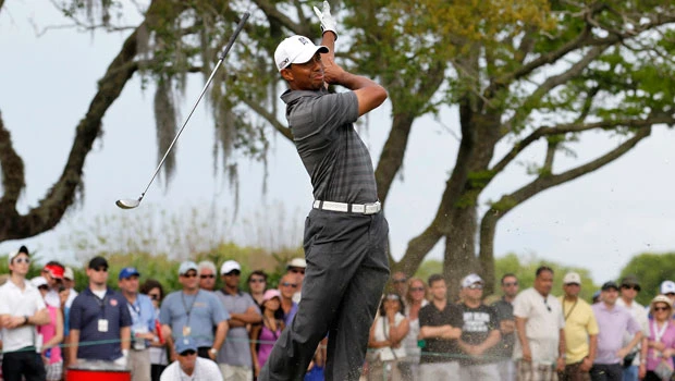 Woods takes 1-shot lead into final round