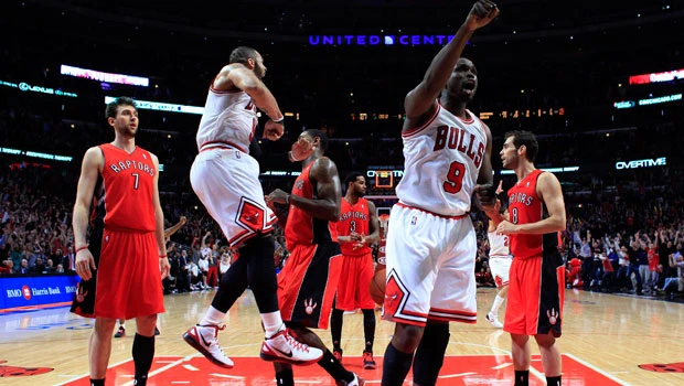 Deng buzzer-beater lifts Bulls past Raptors