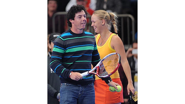Sharapova beats Wozniacki, Roddick tops Federer
