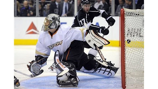 Carter scores 2 goals, Kings hold off Ducks
