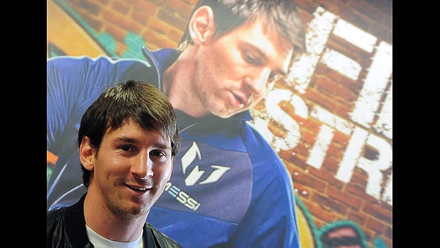 Messi scores twice as Barcelona wins at Racing