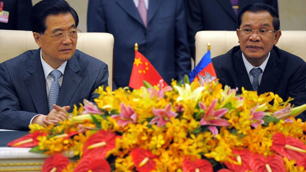 Hu wants Cambodia help on China Sea dispute, pledges aid