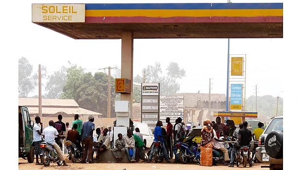 Mali mutineers loot, seek president as rebels advance