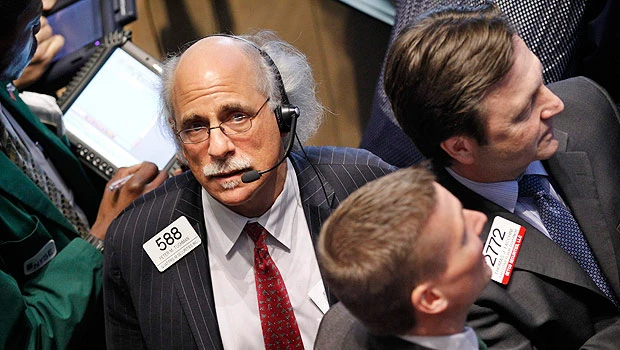 S&P 500 pops above 1,400 on US data; oil dips