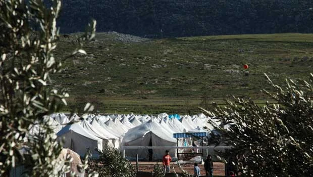 Syrians flee through snow and gunfire to Lebanon
