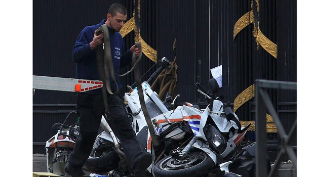 8 Belgian police injured in crash at royal palace