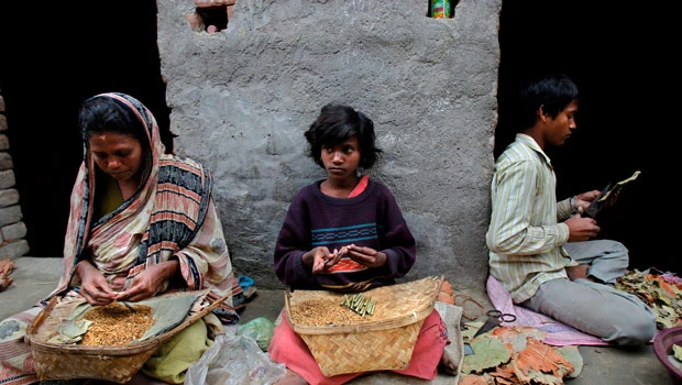 Indian girl trapped in life of cigarette rolling