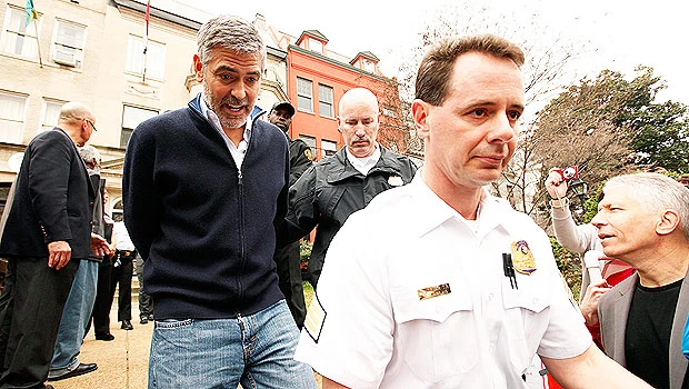 Clooney arrested in protest at Sudanese Embassy