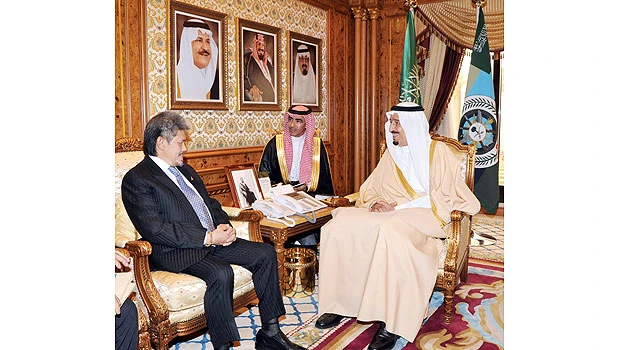 Defense minister begins visit to Eastern Province